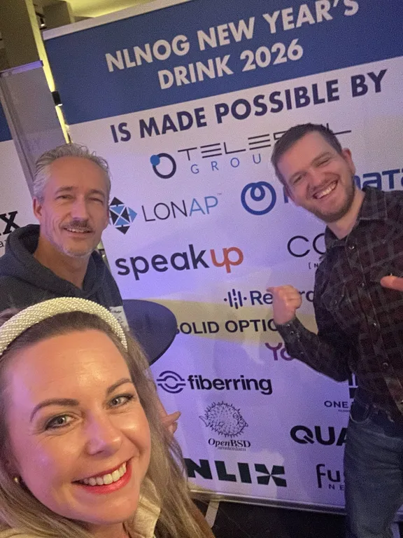 Thuiswerkende vrouw aan het bellen